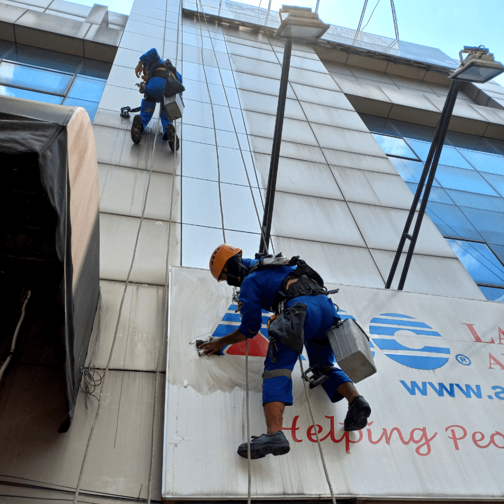 Jasa Rope Access, Jasa Pembersihan Kaca Gedung, dan Sealant Kaca Gedung Tinggi Bertingkat Tinggi Pekerjaan Ketinggian Profesional Bersetifikat Tersetifikasi Jakarta Bogor Depok Tangerang Selatan Bekasi Bandung Semarang Surabaya Medan Batam Makassar Balikpapan