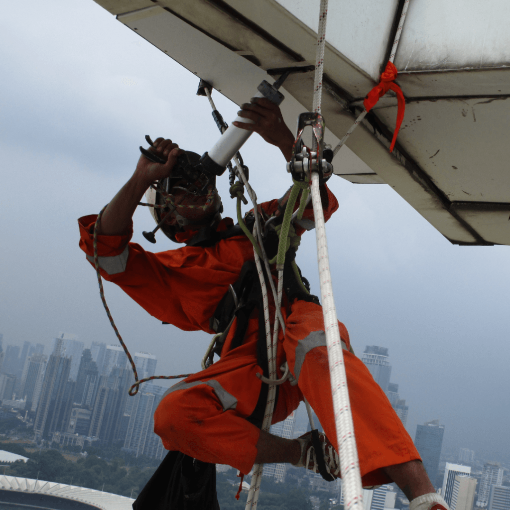 Jasa Rope Access Pembersihan dan Sealant Kaca Gedung Tinggi Bertingkat Tinggi Pekerjaan Ketinggian Profesional Bersetifikat Tersetifikasi Jakarta Bogor Depok Tangerang Selatan Bekasi Bandung Semarang Surabaya Medan Batam Makassar Balikpapan