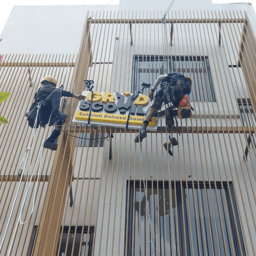 Jasa Rope Access Pembersihan dan Sealant Kaca Gedung Tinggi Bertingkat Tinggi Pekerjaan Ketinggian Profesional Bersetifikat Tersetifikasi Jakarta Bogor Depok Tangerang Selatan Bekasi Bandung Semarang Surabaya Medan Batam Makassar Balikpapan