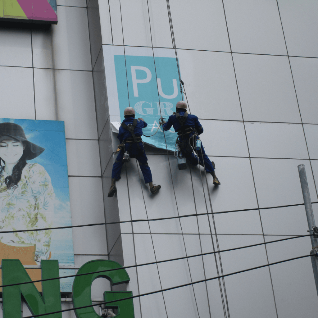 Jasa Rope Access Pembersihan dan Sealant Kaca Gedung Tinggi Bertingkat Tinggi Pekerjaan Ketinggian Profesional Bersetifikat Tersetifikasi Jakarta Bogor Depok Tangerang Selatan Bekasi Bandung Semarang Surabaya Medan Batam Makassar Balikpapan