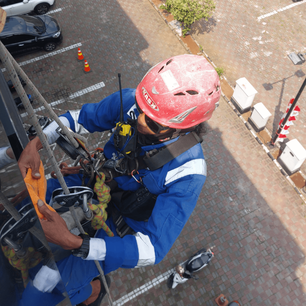 Jasa Rope Access Pembersihan dan Sealant Kaca Gedung Tinggi Bertingkat Tinggi Pekerjaan Ketinggian Profesional Bersetifikat Tersetifikasi Jakarta Bogor Depok Tangerang Selatan Bekasi Bandung Semarang Surabaya Medan Batam Makassar Balikpapan