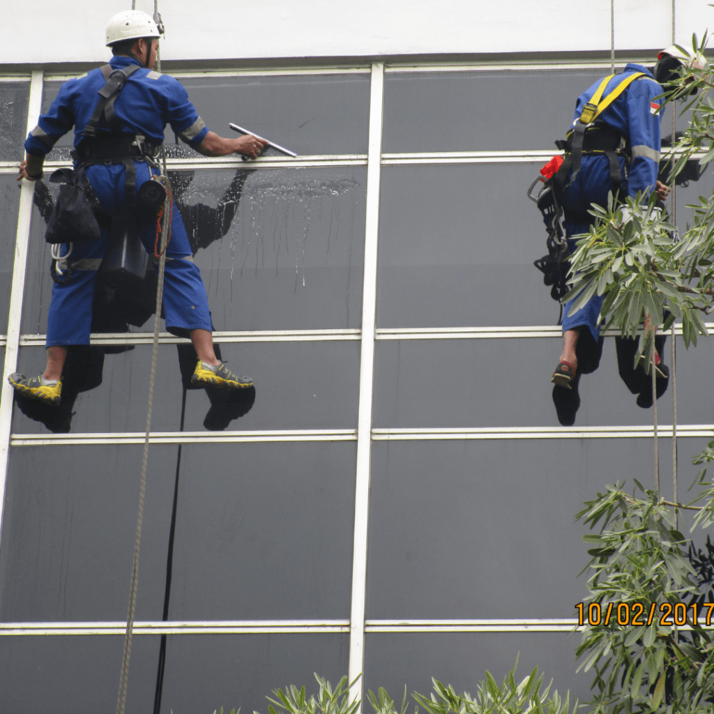 Jasa Rope Access Pembersihan dan Sealant Kaca Gedung Tinggi Bertingkat Tinggi Pekerjaan Ketinggian Profesional Bersetifikat Tersetifikasi Jakarta Bogor Depok Tangerang Selatan Bekasi Bandung Semarang Surabaya Medan Batam Makassar Balikpapan