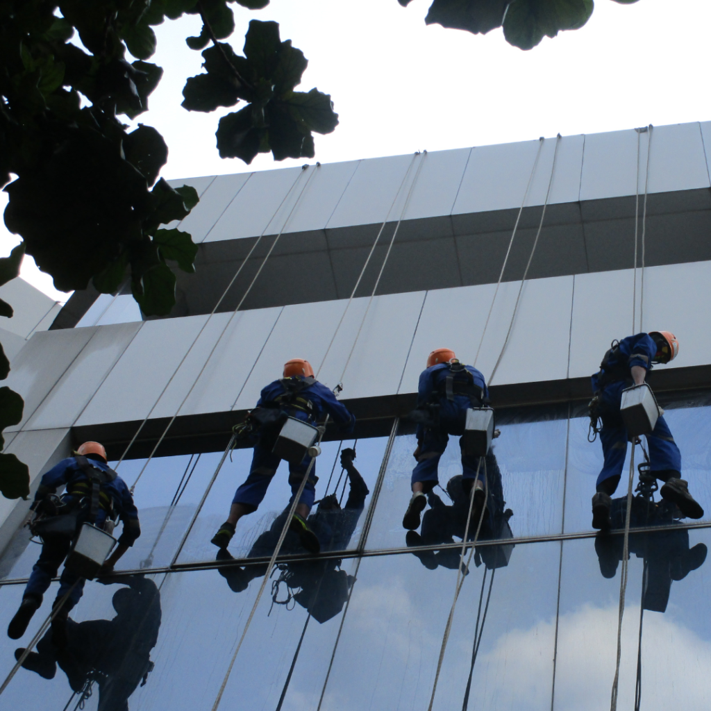 Jasa Rope Access Pembersihan dan Sealant Kaca Gedung Tinggi Bertingkat Tinggi Pekerjaan Ketinggian Profesional Bersetifikat Tersetifikasi Jakarta Bogor Depok Tangerang Selatan Bekasi Bandung Semarang Surabaya Medan Batam Makassar Balikpapan