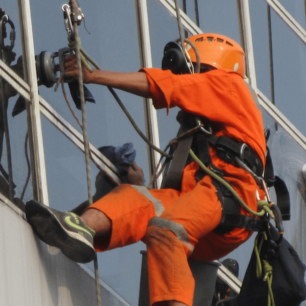 Jasa Rope Access Pembersihan dan Sealant Kaca Gedung Tinggi Bertingkat Tinggi Pekerjaan Ketinggian Profesional Bersetifikat Tersetifikasi Jakarta Bogor Depok Tangerang Selatan Bekasi Bandung Semarang Surabaya Medan Batam Makassar Balikpapan