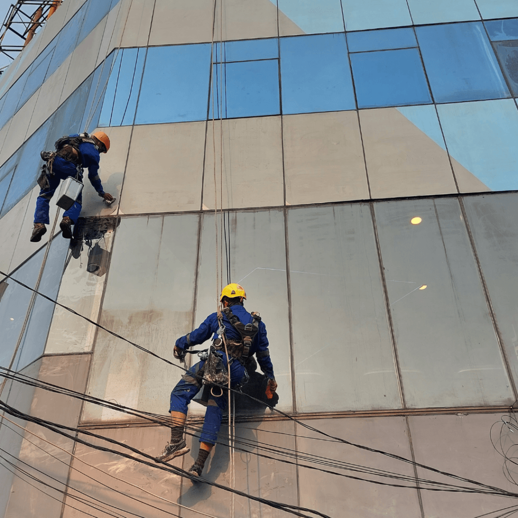 Jasa Rope Access Pembersihan dan Sealant Kaca Gedung Tinggi Bertingkat Tinggi Pekerjaan Ketinggian Profesional Bersetifikat Tersetifikasi Jakarta Bogor Depok Tangerang Selatan Bekasi Bandung Semarang Surabaya Medan Batam Makassar Balikpapan